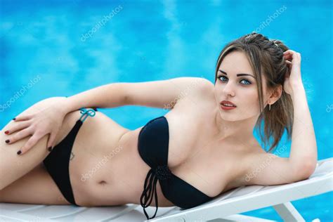 havuzda seksi bikinili güzel kız — stok foto © dens22us 115696432