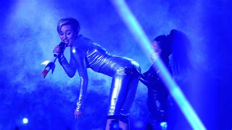 Miley Cyrus Twerks At Mtv Emas