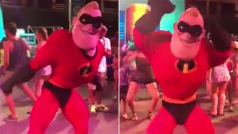 Mr Incredible Does The Nae Nae At Disney World Abc13 Houston