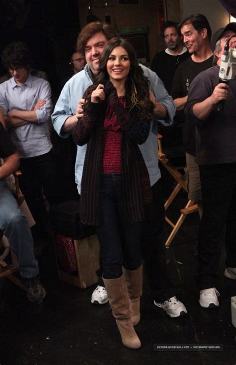 Victoria Justice On Set Of Victorious Surprise Birthday Party 01 Gotceleb