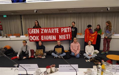 Politie Greep Te Hard In Bij Actie Zwarte Piet Emmen