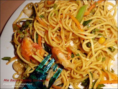 Setelah mie yang anda buat jadi, maka anda dapat mengolahnya menjadi bakmie ayam yang lezat, mari kita simak cara membuatnya di bawah ini. D'naura Natural Cooking: Mie Goreng Dari Mie Basah Kuning
