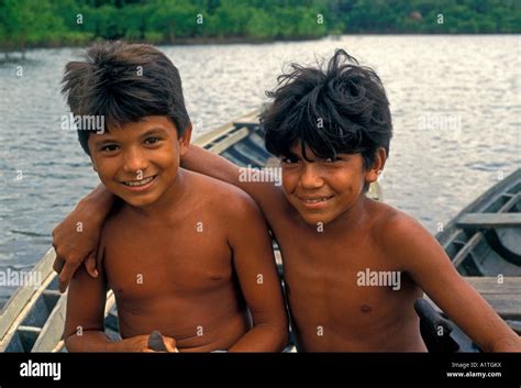 2 Dos Chicos Brasileños Niños Amigos Pesca Canoa Obim Lago