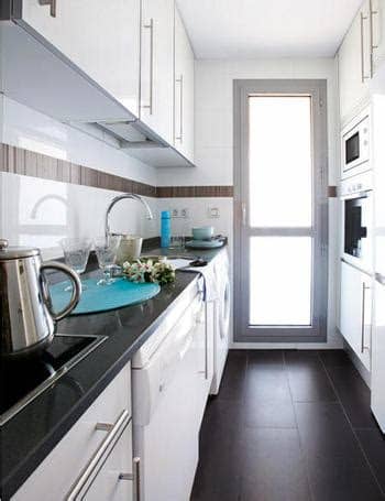 Las cocinas alargadas son una buena idea para cuando queremos compartir espacios como la cocina con el comedor, podemos poner una pared que divida estos espacios y también puedes aprovechar mejor que tu cocina es pequeña para tener todo mejor organizado, si mandas a hacer. cozinha | Tanto Tempo...