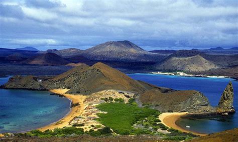 The galapagos archipelago is a cluster of some 13 volcanic islands and associated islets and rocks located just under the equator, about 600 miles (1000km) west of ecuador in south america. The Galapagos Islands city photos and hotels - Kudoybook