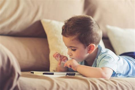 .qué videojuegos jugar con nuestros niños pequeños, ya que está claro que las nuevas tecnologías no deben ser un impedimento para que los padres y los hijos jueguen juntos. El impacto de los videojuegos en el cerebro de los niños ...