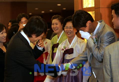 최 감독은 어차피 꼴찌를 했으니 내려갈 데도 없고, 한 단계 한 단계 발전하는 모습을 보여드리겠다. 포토엔최용수-최수종 '보기만 해도 웃음보가 터져!' - 손에 ...