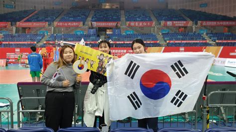 주요장면 올림픽 8번째 출전하는 살아있는 전설 호주 '앤드류 호이' 무난히 메달권 진입! "남자배구 올림픽行 응원합니다"…장먼 달구는 한국인 응원 3 ...