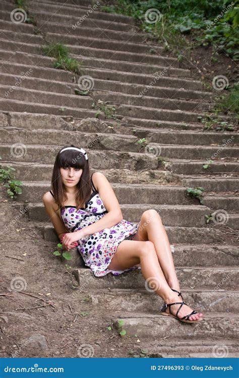 Junge Frau Sitzt Auf Treppen Stockbild Bild Von Nave Beil Ufig