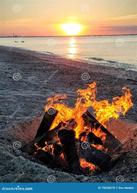 vuur op het strand stock foto image of zonsondergang 75058570