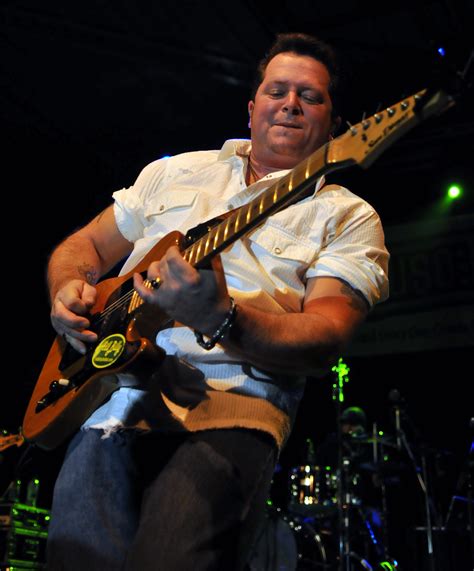 Neal McCoy, Dallas Cowboys Cheerleaders kick off USO tour at RAF