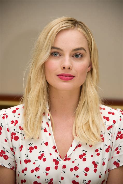 Margot Robbie Let Margot Robbie Be Your Guide To Modern Bohemian Beauty Vogue Loyalty