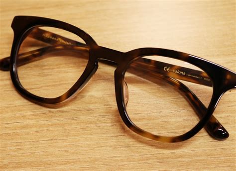 성인이 되기 전 미국으로 이민갔었다가, 한국에 돌아와 2004년 영화 《바람의 전설》로 배우로 데뷔하였다. 스테판크리스티앙 | 일산 라페 안경