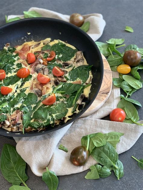 Omelette mit Spinat Pilzen und Serano Schinken