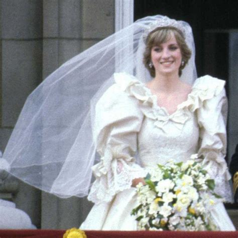 Why Princess Diana S Wedding Dress Designer Ripped Up His Original Sketch Elle Magazine Us