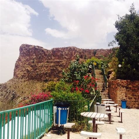 تجذب أبها السياح بسبب جوها المعتدل خلال شهور الصيف بالإضافة إلى. خمس متنزهات عليك زيارتها في مدينة أبها - المرسال