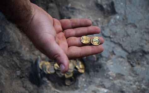 Pure Gold 425 Islamic Coins From 1100 Years Ago Found At Israel Dig