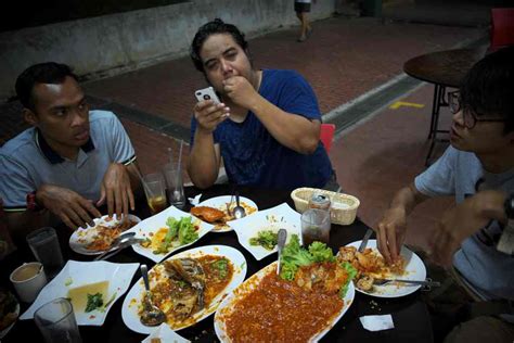 sedang diet sebaiknya jangan makan bareng teman