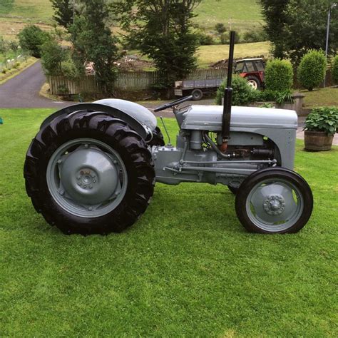 Baujahr 2014, 300 ps, allradantrieb, 50 km/h höchstgeschwindigkeit, klimaanlage. Ferguson TE20 tractor 1952. Fully restored with new set of ...