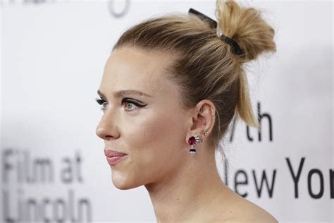 Le Chignon Bun Approximatif De Scarlett Johansson