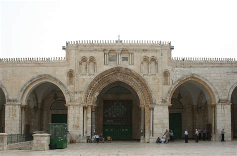 Al aqsa mosque on the left, dome of the rock on the right. File:Al-Aqsa Mosque, Jerusalem1.jpg