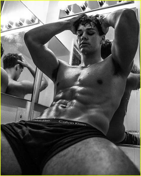 See Noah Beck S Photos That Were Too Hot For Instagram Photo Noah Beck Shirtless
