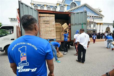 The number of flood victims in penang continues to rise with 5,845 recorded on monday morning.they are currently being sheltered at 62 evacuation seberang perai utara district recorded the highest number of flood victims with 3,371, who are being housed at 30 centers, followed by seberang perai. Mattresses & Pillows For Penang Flood Victims From An NGO ...