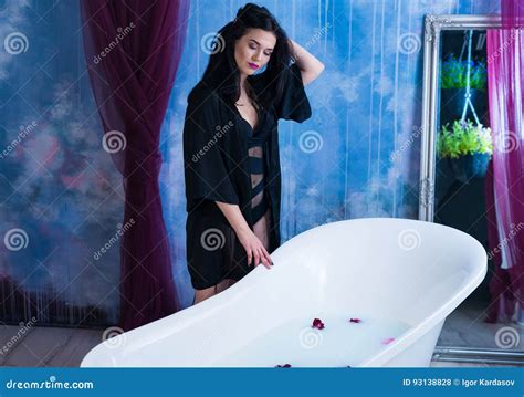 Frau Im Bad Sexy Brunettefrau Bevor Dem Gehen Zum Bathtube Mit Milch