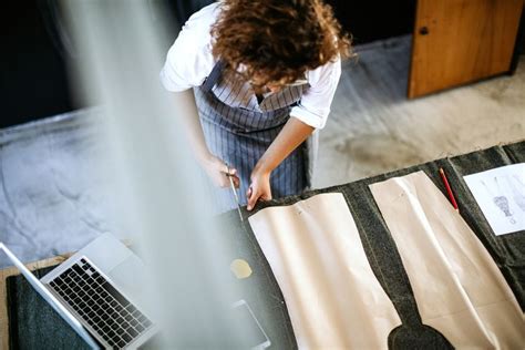 Examine the difference between lengthwise, crosswise, selvage, bias and true. Guide to Different Types of Fabric Grain in Sewing
