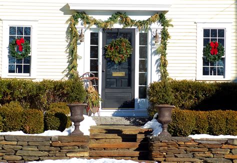 But if you're having a family or friends over, the first thing they will see will always be your building's exterior. 9 Natural Outdoor Christmas Decoration Ideas