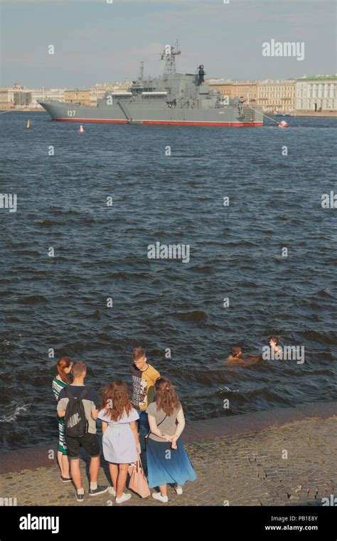 River Girls Bathing Fotos Und Bildmaterial In Hoher Auflösung Alamy