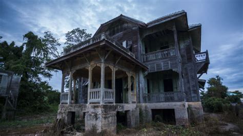 8 Haunted Houses You Can Buy Right Now | Mental Floss
