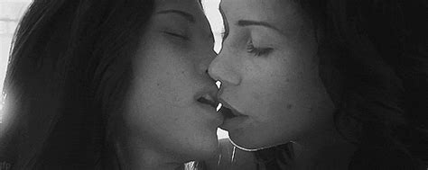 Lesbian Kiss S