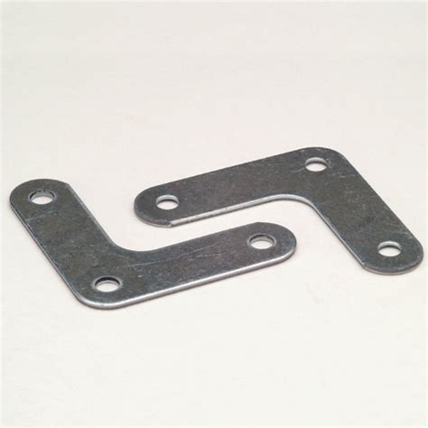 Cornière en acier laqué grise d'une longueur de 2 ou 3 mètres avec un pas de perforation de 50 mm. ALBAC - Systèmes de rangement - Rayonnage à visser