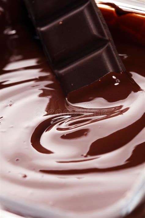 cioccolato di fusione o cioccolato fuso con un turbinio e una pila del cioccolato chip e