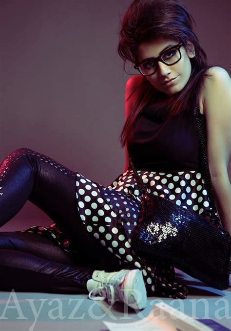 Desi Showbuzz Sizzling Hot Pakistani Model Syra Yousaf