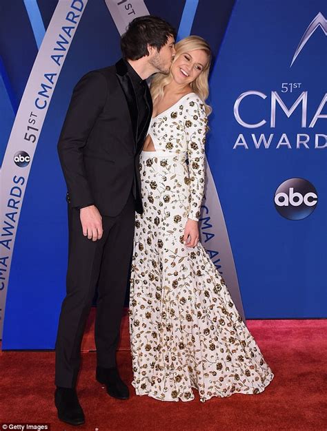 Cma Awards Kelsea Ballerini Stuns In A Cut Out Gown Daily Mail Online