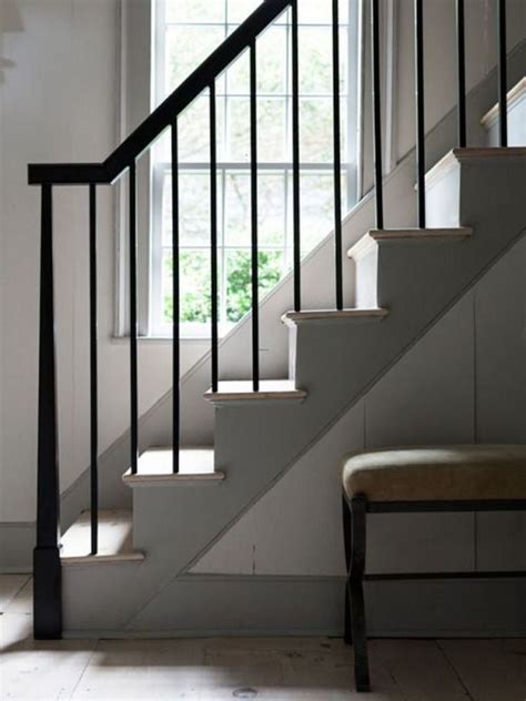 A Simple And Stylish Way To Make The Staircase Look Simple Yet Chic And