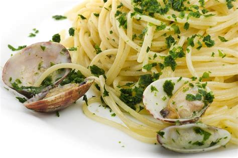 Spaghetti, vongole veraci, giusto due pomodorini e tanto prezzemolo fresco per farli cremosi. Spaghetti alle vongole veraci
