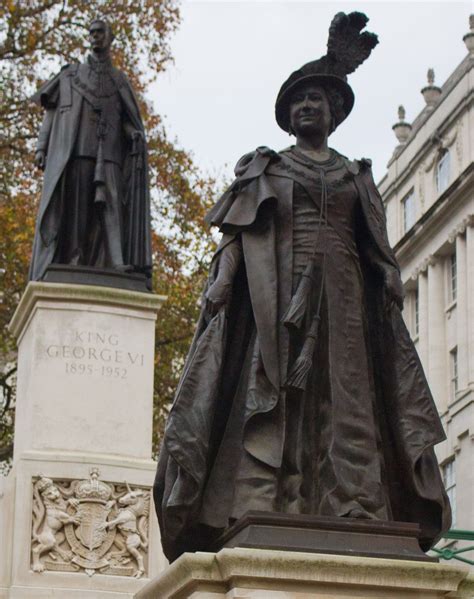 Bronze Statue Of Queen Elizabeth On The Mall London Overlooked By The