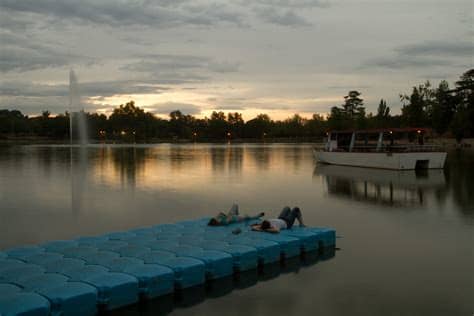Lago de la casa de campo. Atardecer relajante en el lago de la Casa de Campo de ...