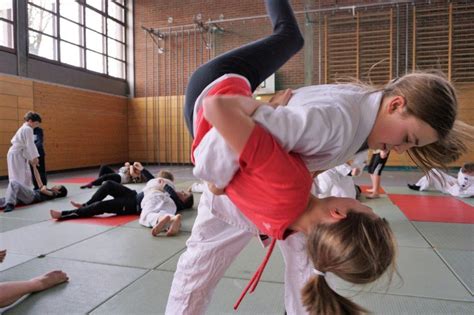 Judoka des Turmair Gymnasiums meistern Gürtelprüfung