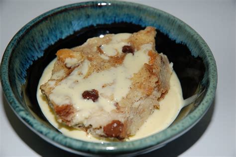 Ben je op zoek naar lekkere, makkelijke recepten voor je saus? Amazing Dessert Recipes: Raisin Bread Pudding with Custard Sauce