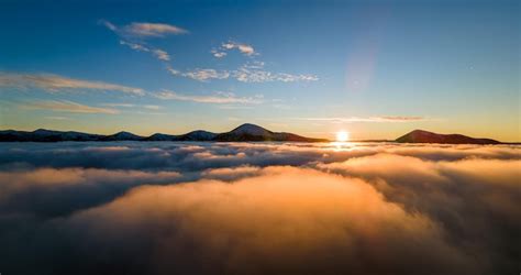 Vista Aérea Del Amanecer Vibrante Sobre La Densa Niebla Blanca Con Las
