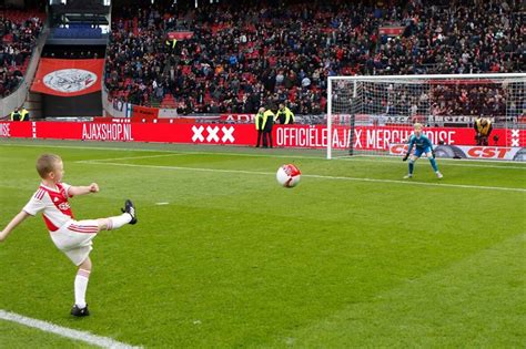 Ajax vs fc emmen live met de voetbalcommentator (#214). Fun Games: Scoor jij in de rust van Ajax - FC Emmen?
