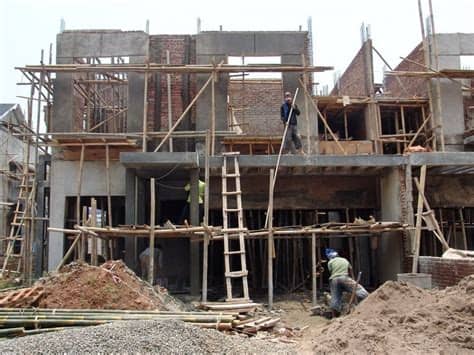 Ketika proses pembangunan rumah akan segera berjalan, kamu tentu memerlukan tenaga tukang 'kan? Jasa Tukang Bangunan di Malang Raya - Blog Jasahub.com