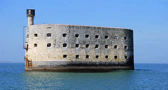 Samedi 19 juin à 21:05 sur •2 ! Fort Boyard, histoire du fort et du jeu télévisé