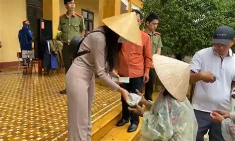 Thủy tiên cùng công vinh trực tiếp hỗ trợ. Thuỷ Tiên dừng phát tiền cứu trợ tại huyện Hải Lăng vì lý ...