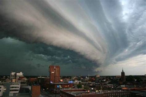 9 Scary Images Of Shelf Clouds