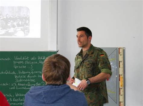 Bundeswehr hat nur für einen tag munition. Neuenburg: Bundeswehr im Politikunterricht an Realschule ...
